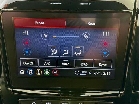 Used 2023 Chevrolet Traverse LT w/ Rear Camera Mirror Package image 16