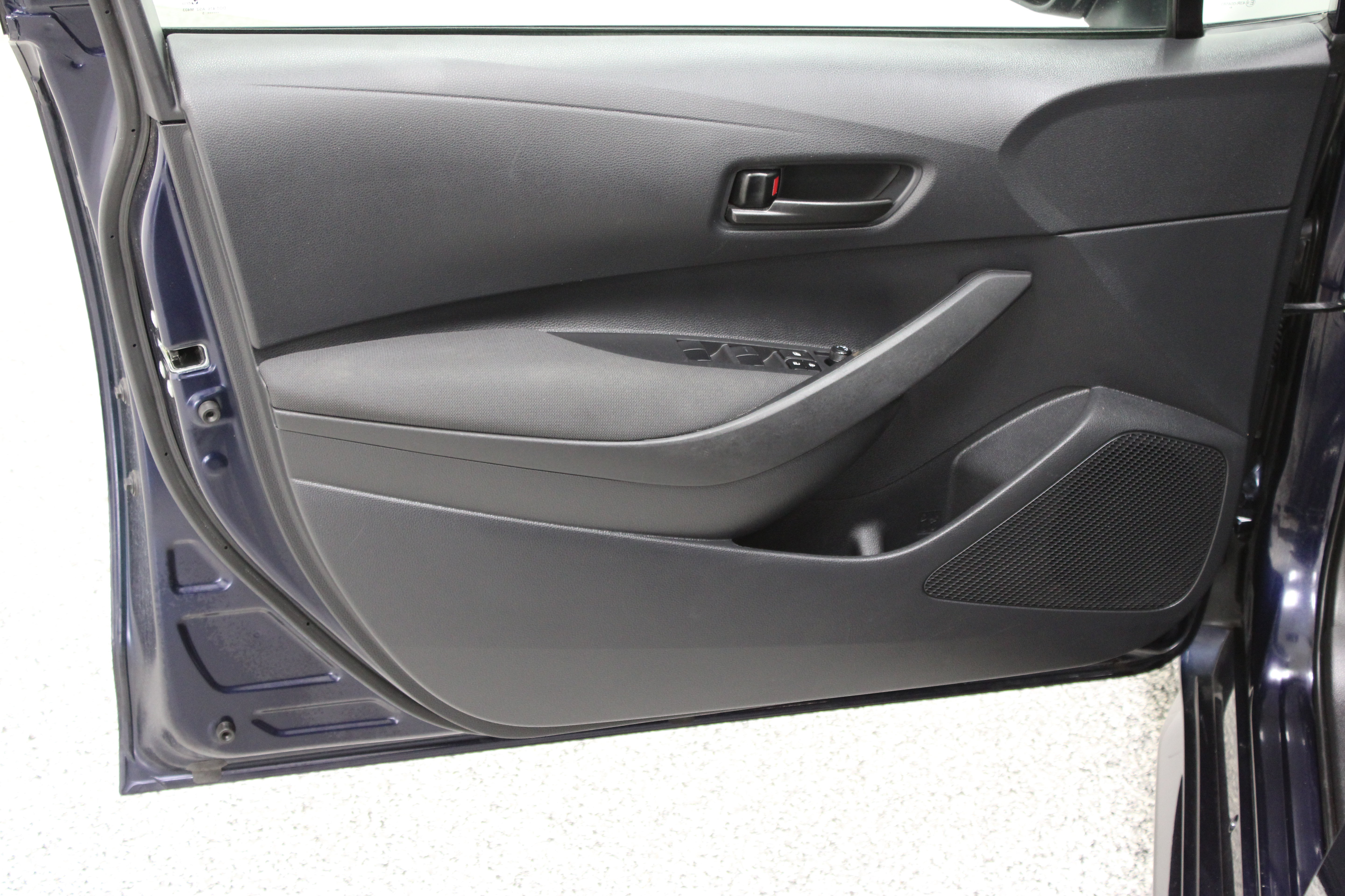 Used 2025 Toyota Corolla LE FWD image 12
