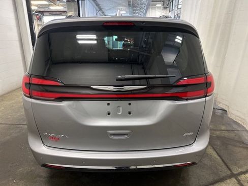 Used 2021 Chrysler Pacifica Touring-L image 5