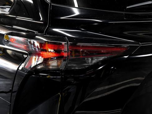 Used 2025 Toyota Sienna XLE Woodland Edition image 14