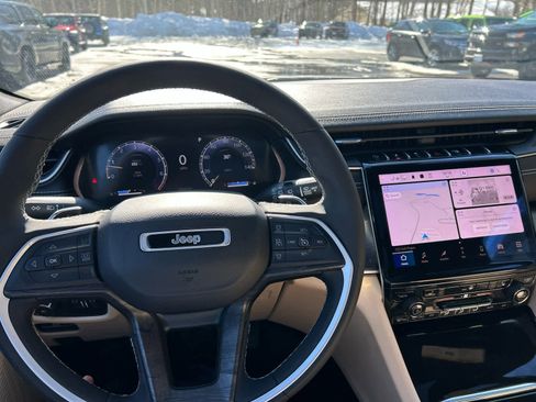 Used 2023 Jeep Grand Cherokee Limited image 24