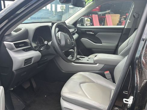 Used 2023 Toyota Highlander XLE FWD image 5