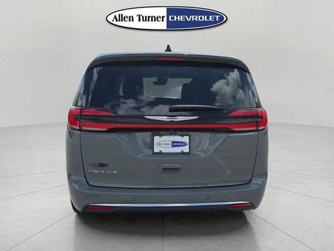 Used 2023 Chrysler Pacifica Touring-L FWD image 5