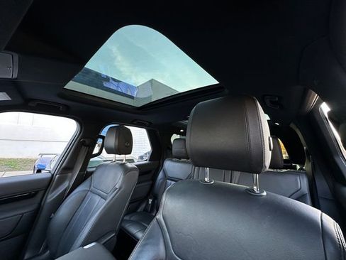 Used 2019 Land Rover Discovery SE image 32