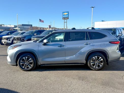 Used 2021 Toyota Highlander XLE image 4