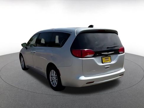 Used 2023 Chrysler Voyager LX FWD image 9