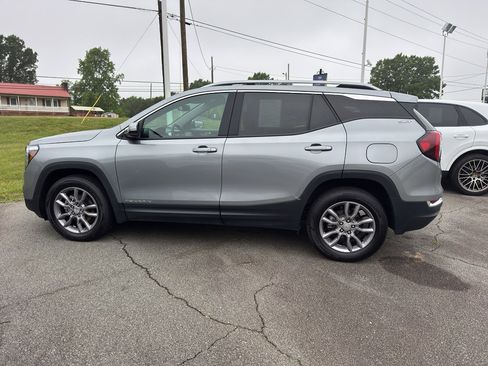 Used 2024 GMC Terrain SLT AWD/4WD image 3