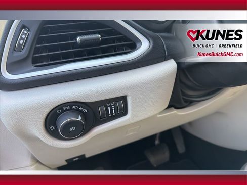 Used 2024 Chrysler Pacifica Touring-L FWD image 22