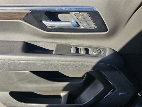 Used 2025 Chevrolet Suburban Premier image 10