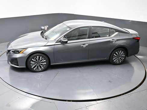 Used 2024 Nissan Altima 2.5 SV image 43