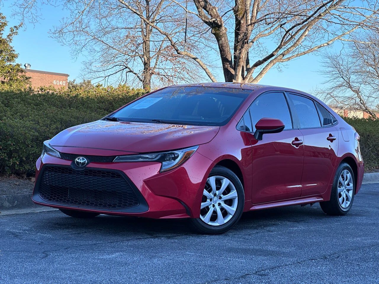 Used 2020 Toyota Corolla LE FWD image 2
