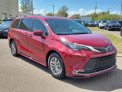 Used 2024 Toyota Sienna XLE image 2