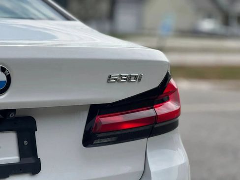Used 2022 BMW 530i w/ Premium Package RWD image 9
