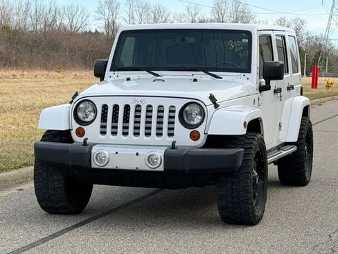 Used 2013 Jeep Wrangler Unlimited Sahara w/ Dual Top Group AWD/4WD image 4