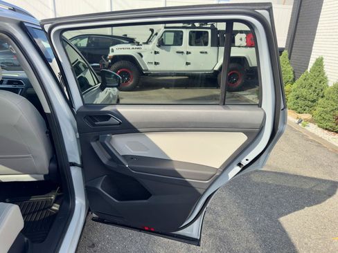 Used 2018 Volkswagen Tiguan SEL AWD/4WD image 28