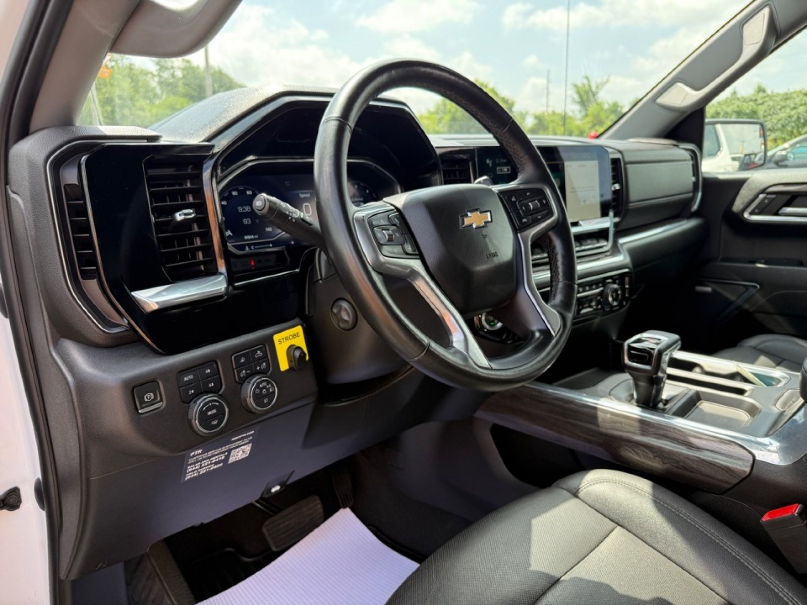 Used 2023 Chevrolet Silverado 1500 LTZ w/ LTZ Convenience Package II AWD/4WD image 18