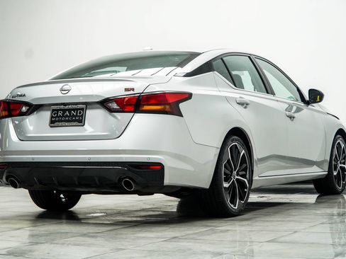Used 2024 Nissan Altima 2.5 SR FWD image 12