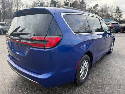 Used 2021 Chrysler Pacifica Touring image 5