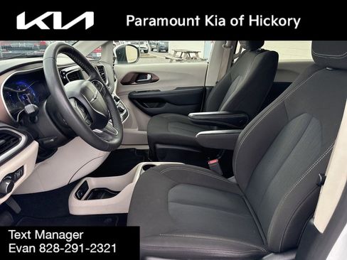 Used 2023 Chrysler Voyager LX image 19