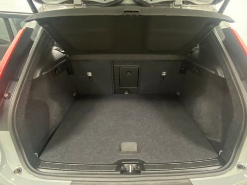 Used 2025 Volvo XC40 B5 Core image 9