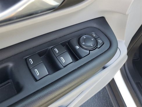 Used 2024 GMC Terrain SLE image 9