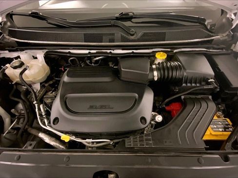 Used 2024 Chrysler Pacifica Touring-L FWD image 12