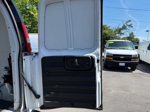 Used 2020 Chevrolet Express 3500 w/ Driver Convenience Package RWD image 16