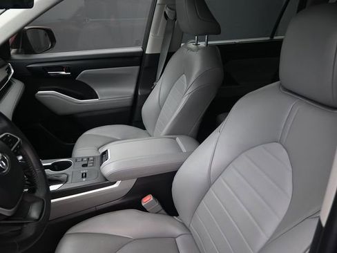 Used 2023 Toyota Highlander XLE image 25