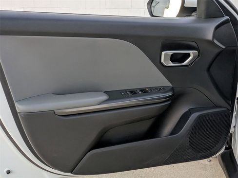 Used 2025 Kia K4 LXS image 11