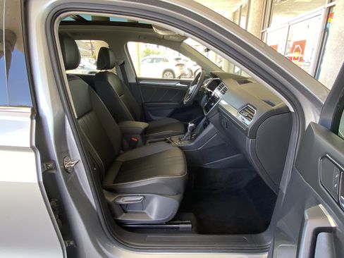 Used 2023 Volkswagen Tiguan SE w/ Panoramic Sunroof Package FWD image 34