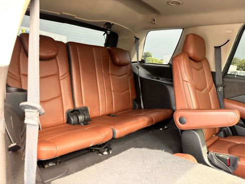 Used 2019 Cadillac Escalade Luxury AWD/4WD image 25