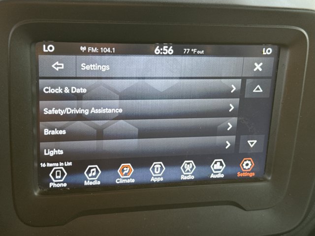 Used 2020 Jeep Renegade Latitude FWD image 29
