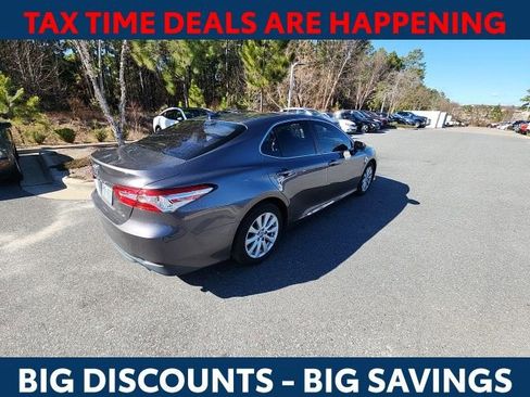 Used 2019 Toyota Camry LE image 11