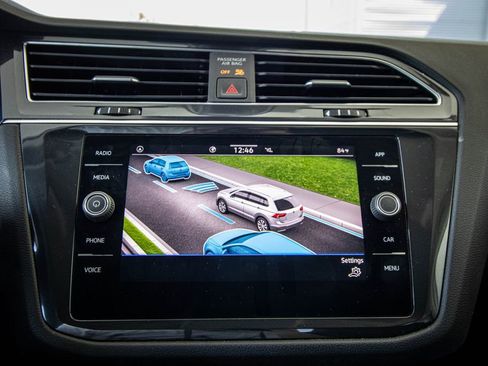 Used 2022 Volkswagen Tiguan SE w/ Panoramic Sunroof Package image 41