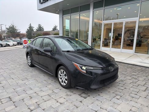 Used 2022 Toyota Corolla LE image 3