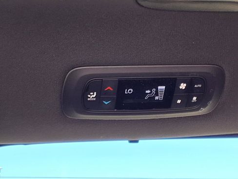 Used 2025 Chrysler Pacifica Select image 15