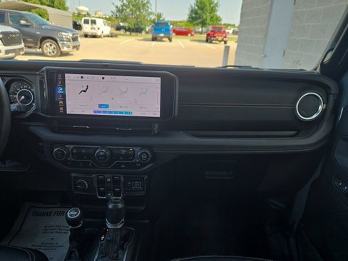 Used 2024 Jeep Gladiator Sport AWD/4WD image 22