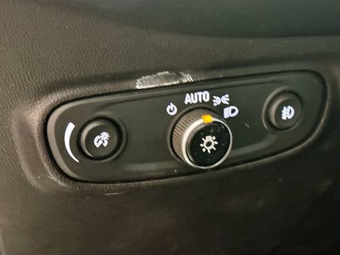 Used 2020 Chevrolet Equinox LT w/ Driver Convenience Package FWD image 11