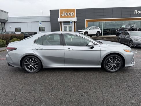 Used 2021 Toyota Camry XLE w/ Navigation Upgrade Package image 9