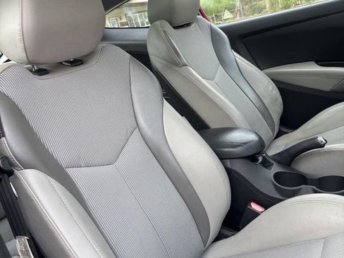 Used 2013 Hyundai Veloster w/ Style Pkg image 21