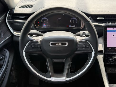 Used 2023 Jeep Grand Cherokee Limited RWD image 15