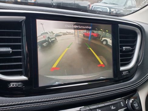 Used 2021 Chrysler Pacifica Touring-L image 20