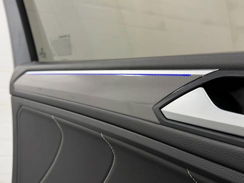 Used 2024 Volkswagen Tiguan SE R-Line image 12