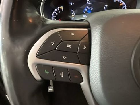 Used 2020 Jeep Grand Cherokee Altitude AWD/4WD image 15