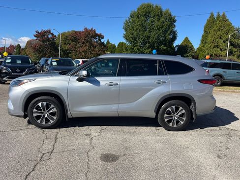 Used 2021 Toyota Highlander XLE image 9