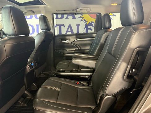 Used 2017 Toyota Highlander SE image 17