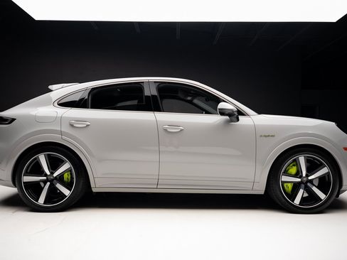 Used 2025 Porsche Cayenne Turbo image 34