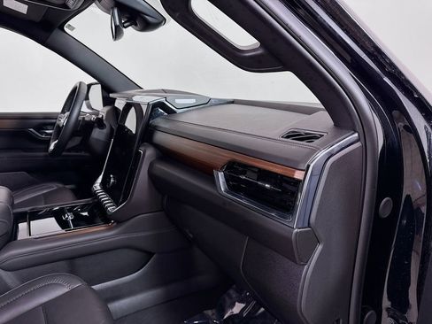 Used 2025 GMC Yukon Denali image 31