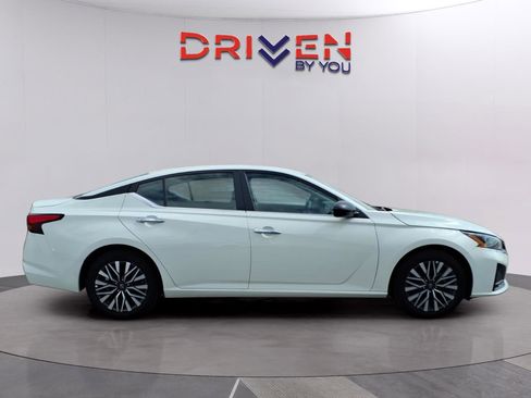 Used 2025 Nissan Altima 2.5 SV FWD image 6