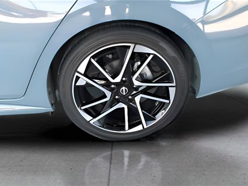 Used 2025 Nissan Sentra SR w/ SR Premium Package image 9